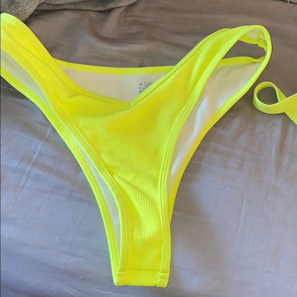 Bikini - Picture 3 of 4